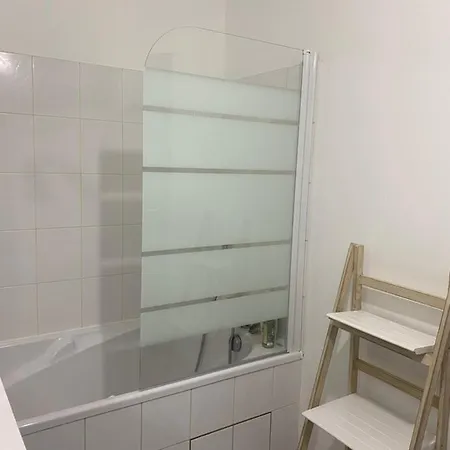 Parking Prive Gratuit, Balcon, 2 アパート *